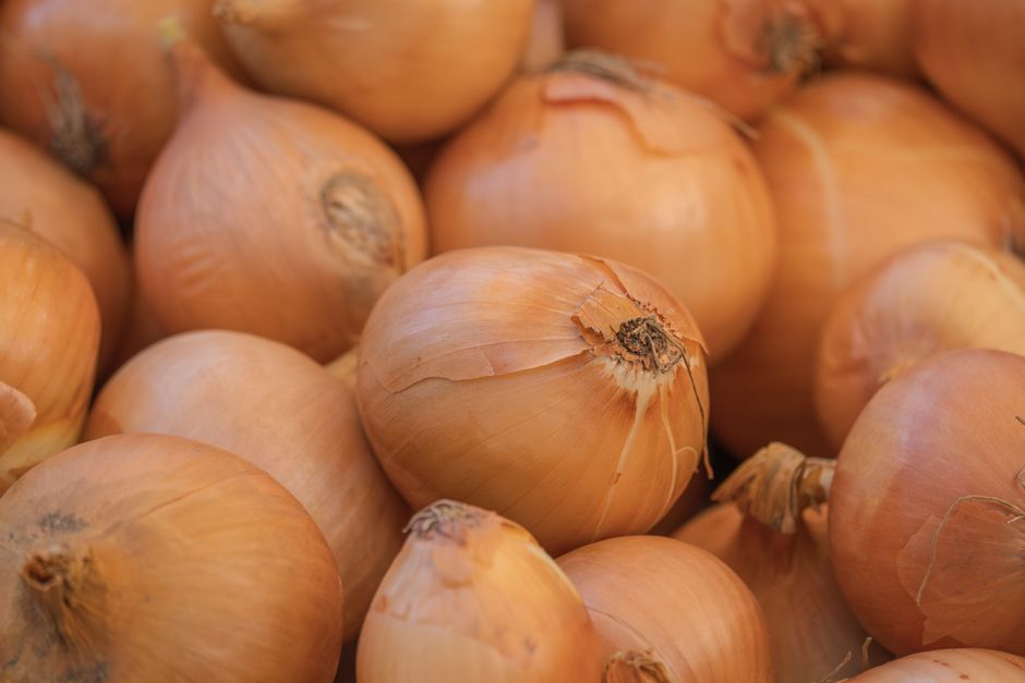 Onions for slow-cooked onion gravy