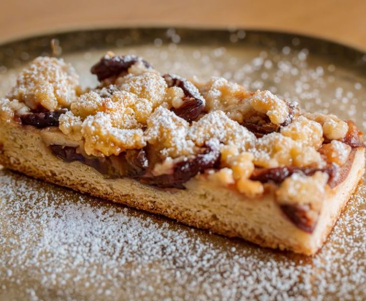 Spiced Apple and Oat Crumble Bars That Stay Crisp